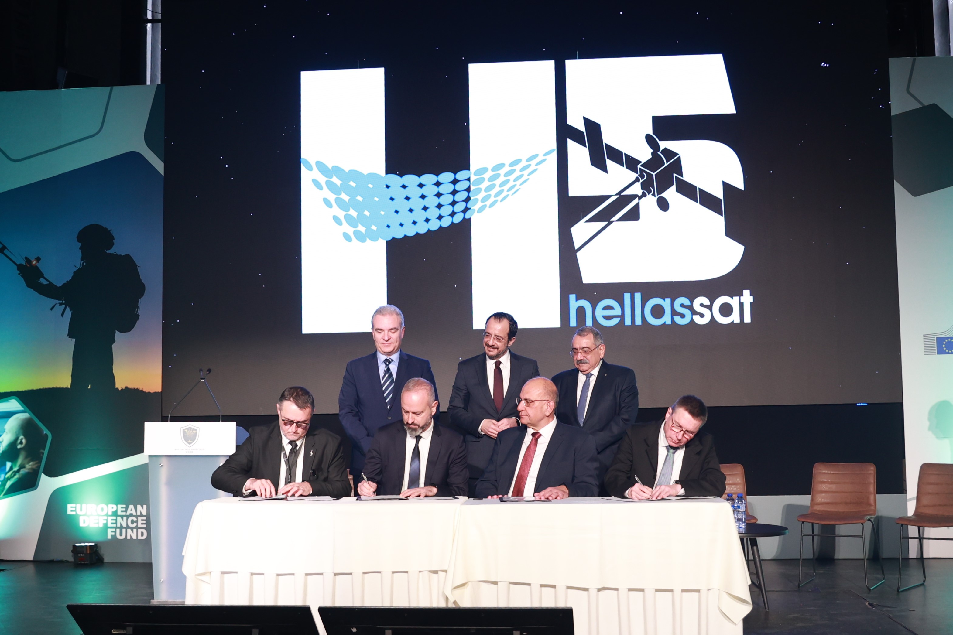 Firmatari (sinistra a destra): Jean Philippe Taisant Responsabile Telecom Navigazione CNES; Marino Fragnito SVP Sales e Marketing Thales Alenia Space; Christodoulos Protopapas CEO Hellas Sat; Laurent Bellard Vice Direttore Spazio Comunicazioni Safran